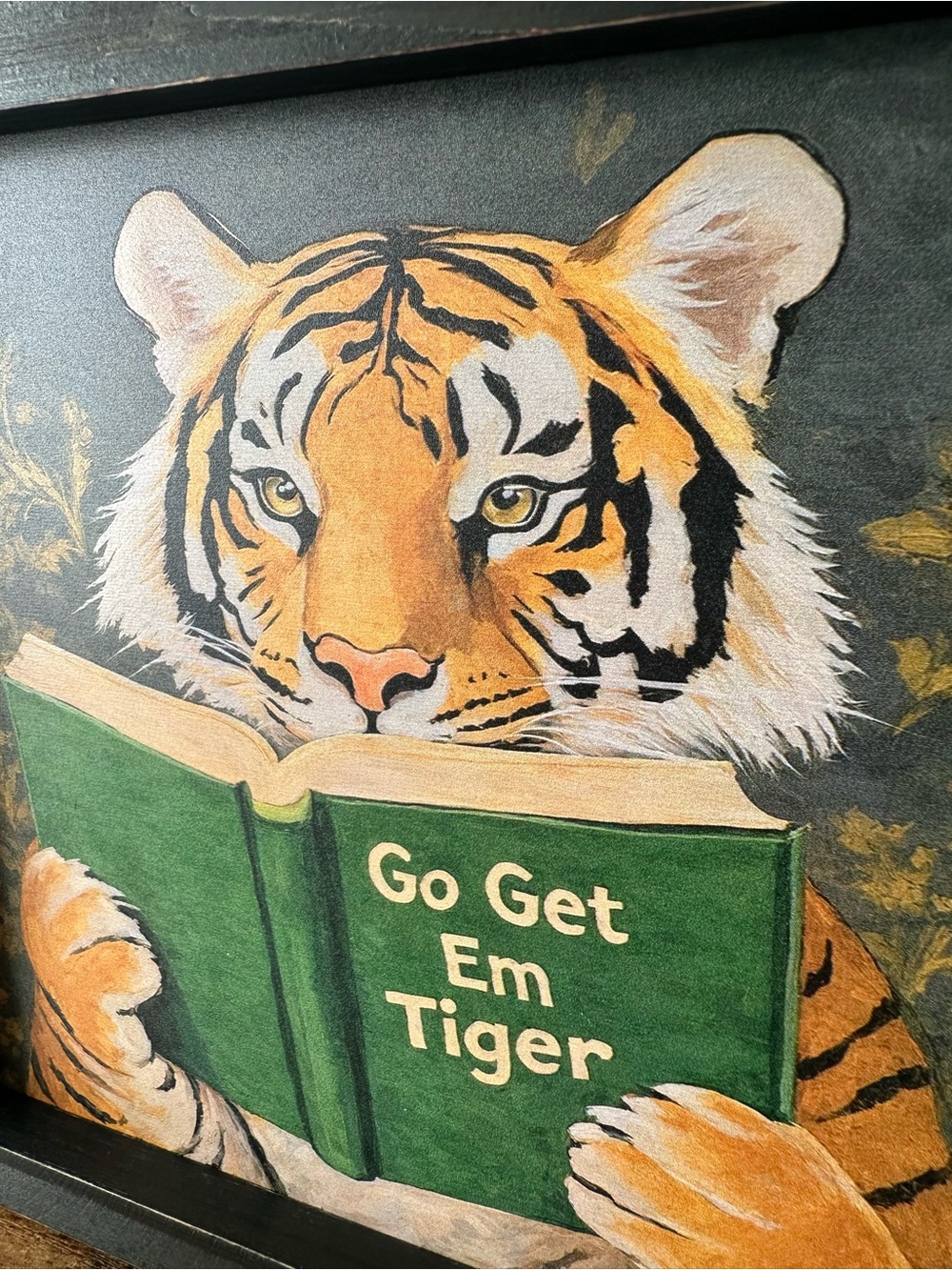 Framed Tiger Reading Go Get Em Tiger Wooden Wall Art Decor New In Packaging - Picture 4 of 4